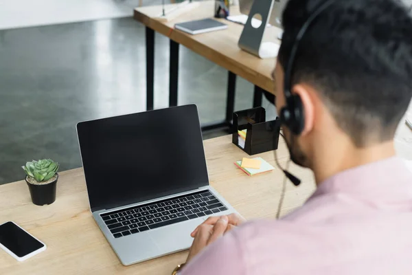 Laptop Και Smartphone Κοντά Θολή Επιχειρηματίας Ακουστικά Στο Γραφείο — Φωτογραφία Αρχείου