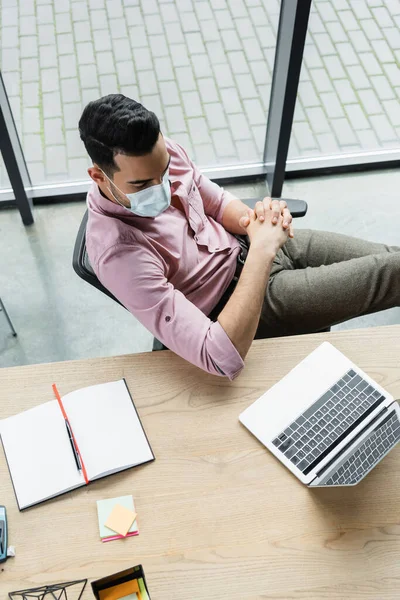 Felülnézetben Arab Üzletember Orvosi Maszkban Nézi Laptop Közelében Notebook Irodában — Stock Fotó