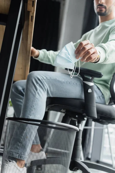 Cropped View Medical Mask Hand Blurred Businessman Trash Can Office — Stock Photo, Image