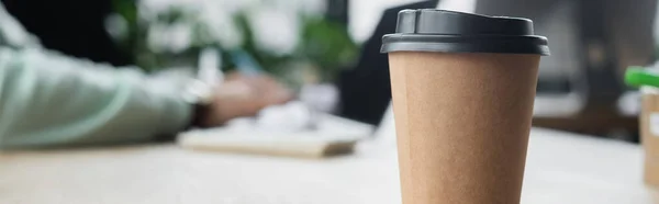 Gehakt Uitzicht Koffie Gaan Buurt Wazig Zakenman Het Kantoor Banner — Stockfoto