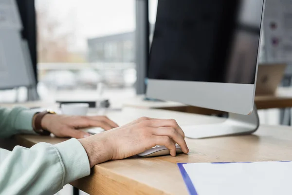 Ausgeschnittene Ansicht Eines Geschäftsmannes Mit Computermaus Der Nähe Eines Verschwommenen — Stockfoto