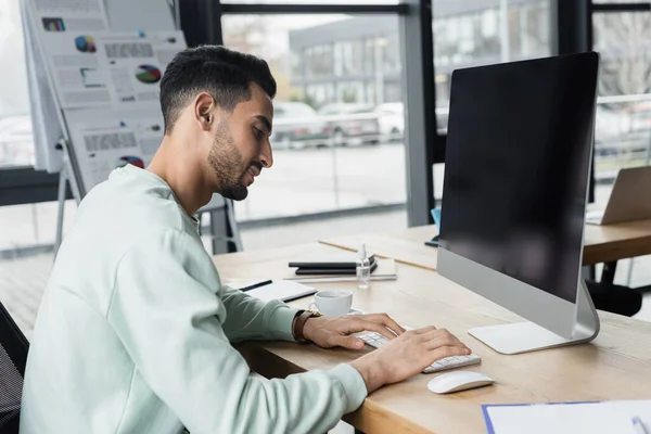 Vista Laterale Uomo Affari Arabo Sorridente Che Utilizza Computer Vicino — Foto Stock