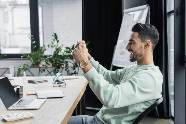 Zijaanzicht Van Opgewonden Arabische Zakenman Toont Gebaar Buurt Van Laptop — Stockfoto