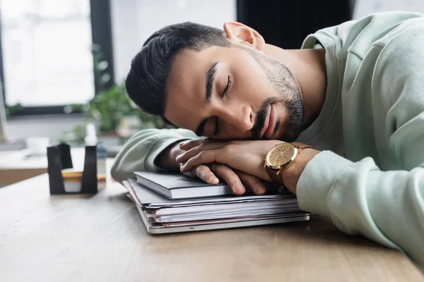 Empresário Muçulmano Dormindo Pastas Papel Caderno Escritório — Fotografia de Stock