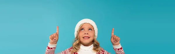 Smiling Child Warm Hat Looking Pointing Fingers Isolated Blue Banner — Stock Photo, Image