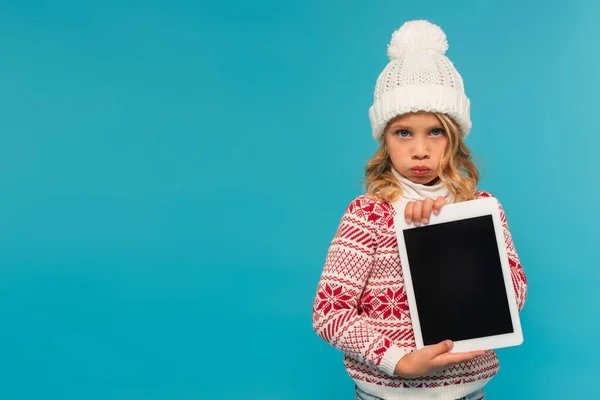Sıcak Şapkalı Kazaklı Sıkkın Çocuk Elinde Mavi Ekranlı Dijital Tablet — Stok fotoğraf