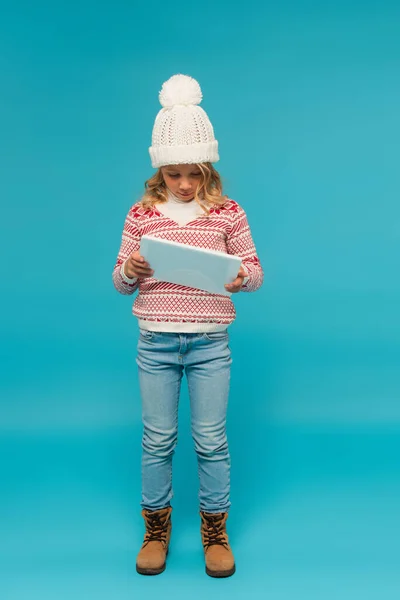 Visão Comprimento Total Menina Jeans Chapéu Malha Camisola Elegante Usando — Fotografia de Stock