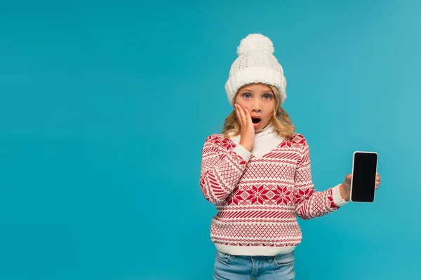 Conmocionado Niño Tocando Cara Mostrando Teléfono Celular Con Pantalla Blanco — Foto de Stock