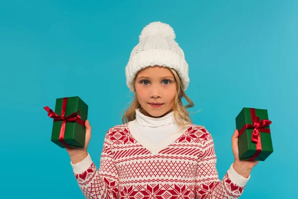 Kind Strickpullover Und Mütze Zeigt Grüne Geschenkboxen Mit Roten Bändern — Stockfoto