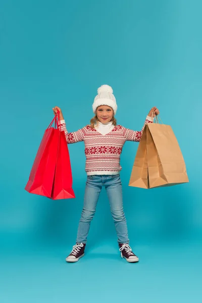 아이들은 스웨터를 청바지와 운동화를 쇼핑백을 있습니다 — 스톡 사진
