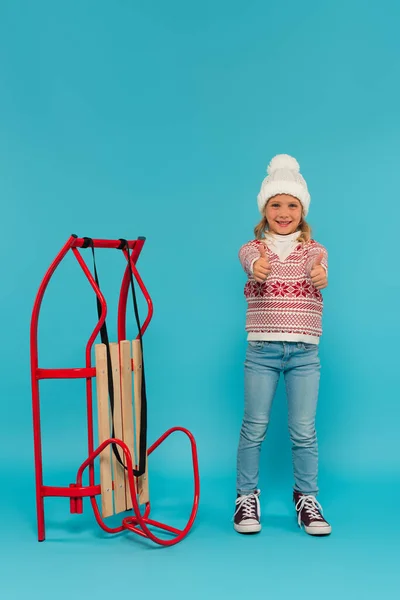 Volledige Weergave Van Meisje Warme Trui Jeans Tonen Duimen Omhoog — Stockfoto