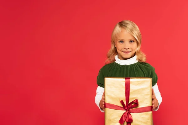 Niño Sonriente Sosteniendo Presente Papel Regalo Dorado Mientras Mira Cámara — Foto de Stock