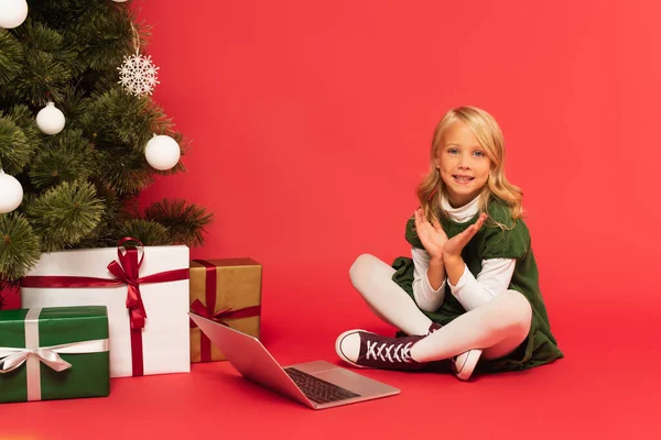 Happy Child Clapping Hands Laptop Gifts Christmas Tree Red — Stock Photo, Image