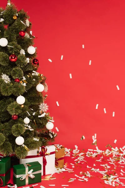 Cadeaus Onder Versierde Kerstboom Vallende Confetti Rood — Stockfoto