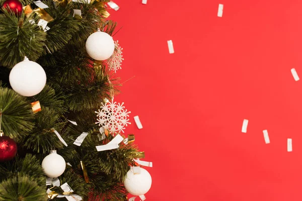 Vue Rapprochée Arbre Noël Décoré Près Confettis Tombant Isolé Sur — Photo