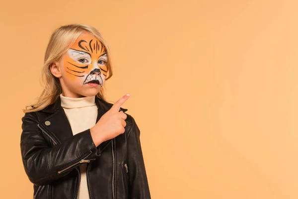 Lány Bőrdzsekiben Tigris Smink Mutató Ujj Elszigetelt Bézs — Stock Fotó
