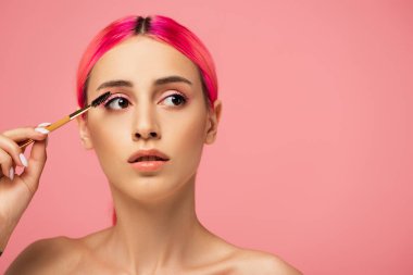 Pembe kaşları olan, renkli saçlı genç bir kadın. 