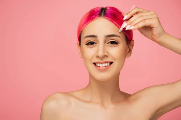 Alegre Joven Mujer Con Colorido Pelo Sosteniendo Pinzas Mientras Que — Foto de Stock