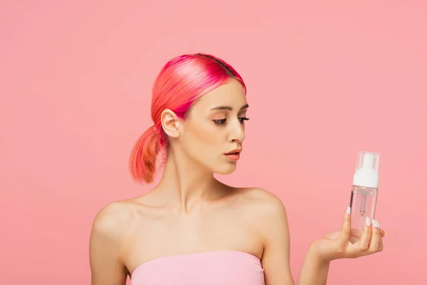 Mujer Joven Con Pelo Colorido Mirando Botella Con Tóner Aislado — Foto de Stock