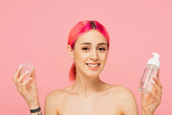 有纹身 快乐的年轻女子 留着五颜六色的头发 酒瓶里挂着粉红色的墨粉 — 图库照片