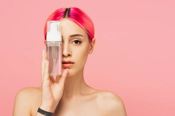 Tattooed Young Woman Colorful Hair Holding Bottle Cleansing Product While — Stock Photo, Image
