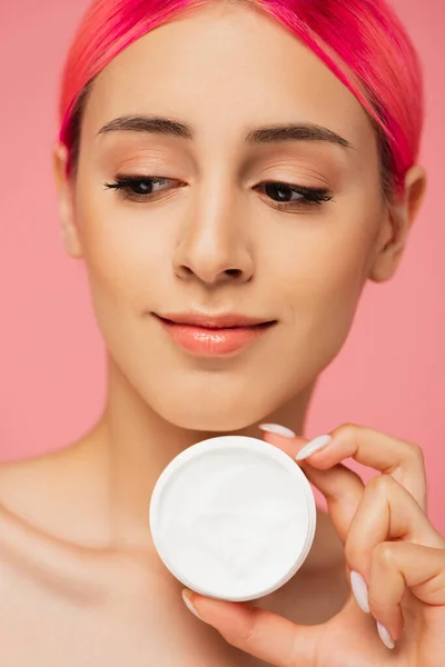 Mujer Joven Positiva Con Pelo Teñido Sosteniendo Contenedor Con Crema —  Fotos de Stock