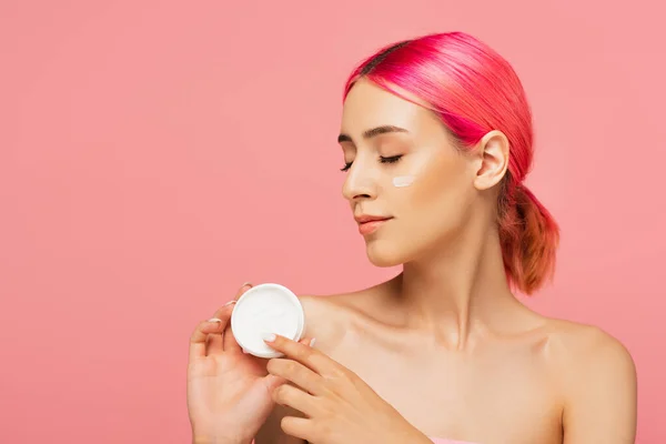 Mujer Joven Con Pelo Teñido Crema Facial Mejilla Sosteniendo Contenedor —  Fotos de Stock