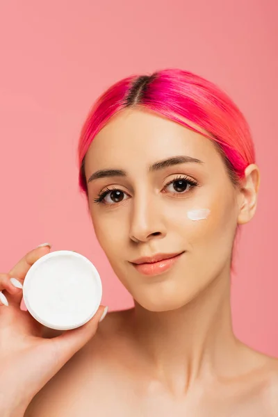 Mujer Joven Complacida Con Pelo Teñido Crema Facial Mejilla Sosteniendo — Foto de Stock