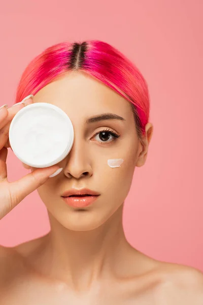 Mujer Joven Con Pelo Teñido Crema Facial Mejilla Sosteniendo Contenedor — Foto de Stock