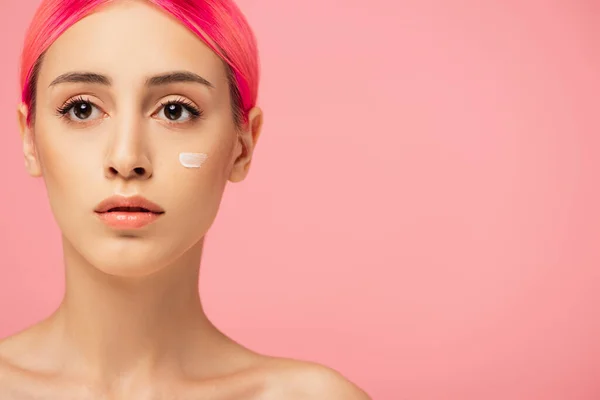 Jovem Com Cabelo Tingido Creme Facial Bochecha Isolado Rosa — Fotografia de Stock