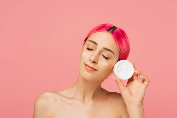 Mujer Joven Complacida Con Pelo Colorido Crema Las Mejillas Sosteniendo —  Fotos de Stock