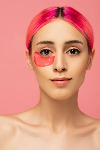 Giovane Donna Con Capelli Tinti Benda Sull Occhio Isolata Rosa — Foto Stock