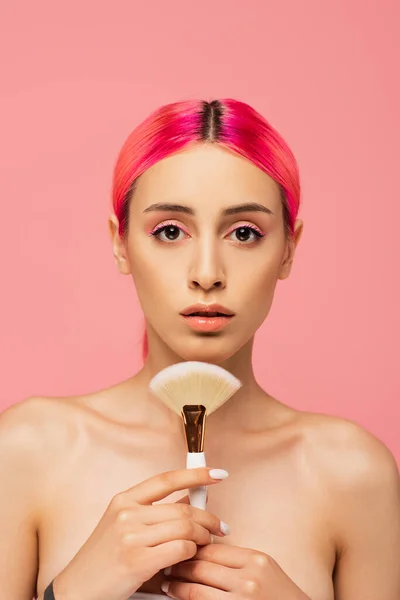 Mujer Joven Con Pelo Colorido Celebración Cepillo Cosmético Aislado Rosa — Foto de Stock