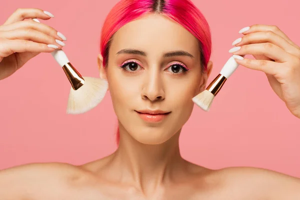 Młoda Kobieta Farbowanymi Włosami Trzymająca Pędzle Kosmetyczne Odizolowane Różowo — Zdjęcie stockowe
