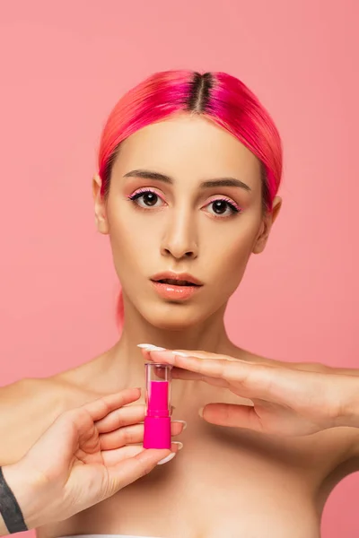 Молодая Женщина Окрашенными Волосами Яркой Помадой Изолированы Розовый — стоковое фото