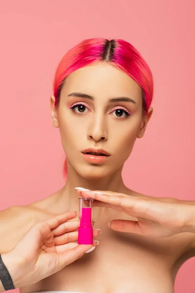 Giovane Donna Con Capelli Tinti Tenendo Rossetto Luminoso Isolato Rosa — Foto Stock