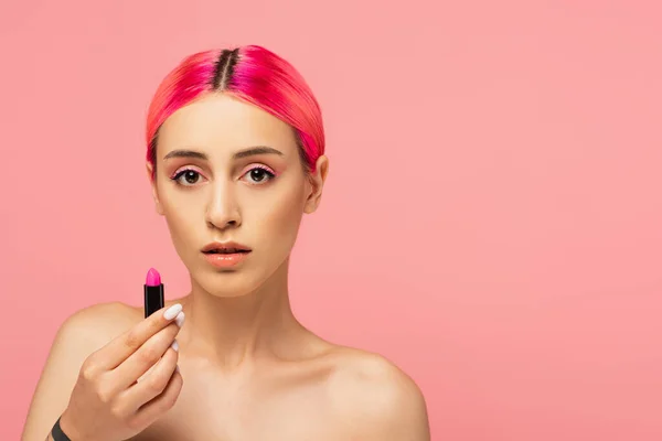 Młoda Kobieta Kolorowymi Włosami Trzyma Jasną Szminkę Odizolowaną Różowo — Zdjęcie stockowe