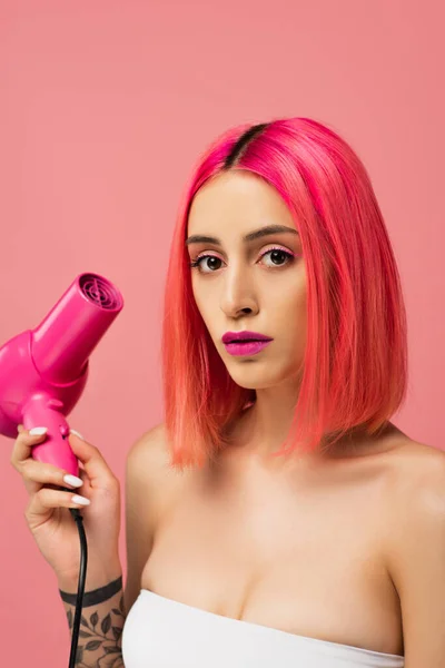 Mladá Žena Barevnými Vlasy Drží Vysoušeč Vlasů Izolované Růžové — Stock fotografie