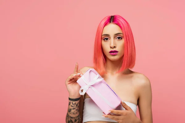 Jovem Mulher Com Cabelos Coloridos Segurando Presente Envolto Isolado Rosa — Fotografia de Stock
