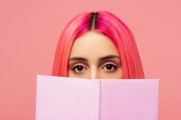 Νεαρή Γυναίκα Πολύχρωμα Μαλλιά Που Καλύπτουν Πρόσωπο Βιβλίο Απομονώνονται Ροζ — Φωτογραφία Αρχείου