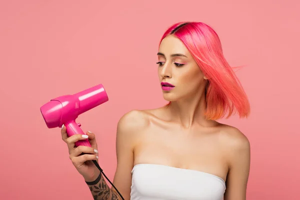 Tattooed Young Woman Colorful Hair Using Hair Dryer Isolated Pink — Stock Photo, Image