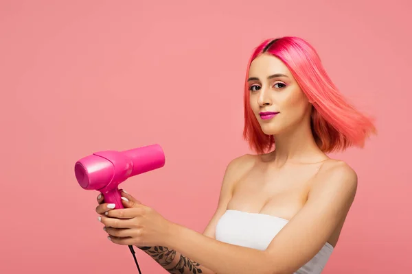 Hezká Mladá Žena Barevnými Vlasy Drží Vysoušeč Vlasů Izolované Růžové — Stock fotografie