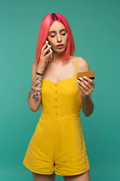 Tetovaná Mladá Žena Růžovými Barvenými Vlasy Držící Kreditní Kartu Telefonátem — Stock fotografie