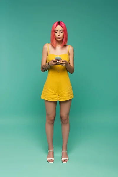 Full Length Young Woman Pink Dyed Hair Using Smartphone Turquoise — Stock Photo, Image