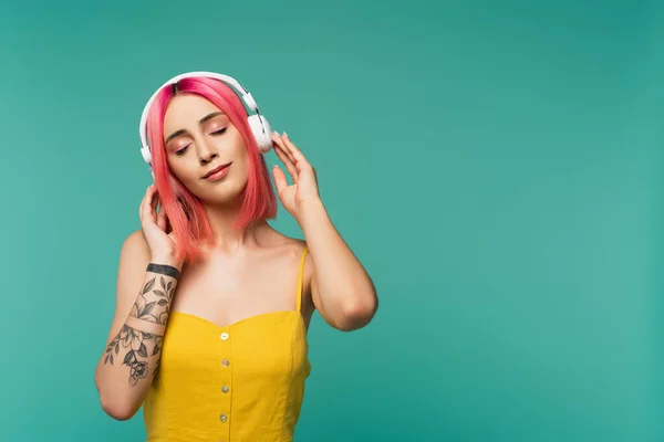 Ευχαριστημένη Νεαρή Γυναίκα Ροζ Βαμμένα Μαλλιά Ακούει Μουσική Ακουστικά Που — Φωτογραφία Αρχείου