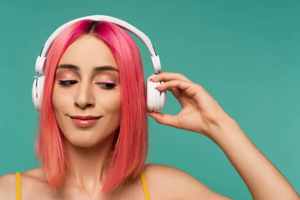 Mujer Joven Con Cabello Teñido Rosa Escuchando Música Ajustando Auriculares —  Fotos de Stock