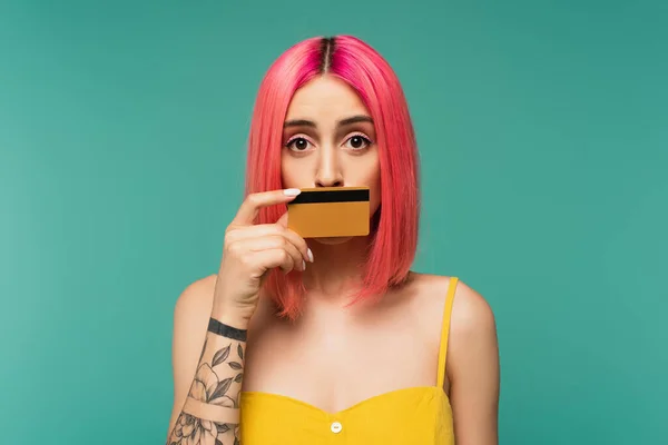 Młoda Kobieta Różowymi Farbowanymi Włosami Pokrywającymi Usta Trzymając Kartę Kredytową — Zdjęcie stockowe
