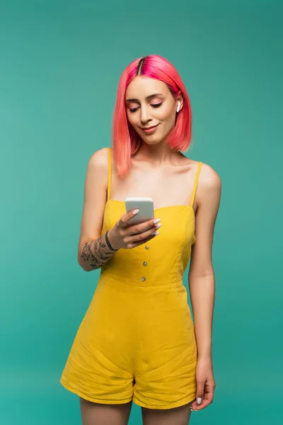 Mujer Joven Feliz Con Pelo Teñido Rosa Auriculares Inalámbricos Utilizando —  Fotos de Stock