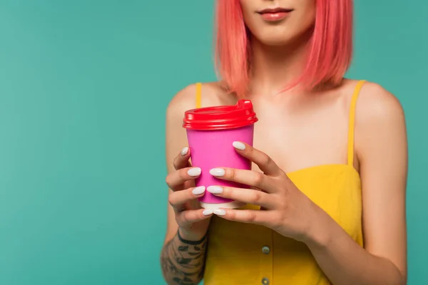 Vista Cortada Mulher Jovem Com Cabelo Tingido Rosa Segurando Copo — Fotografia de Stock