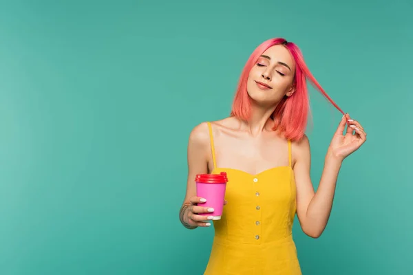 Довольная Молодая Женщина Держит Бумажную Чашку Регулировки Розовые Окрашенные Волосы — стоковое фото